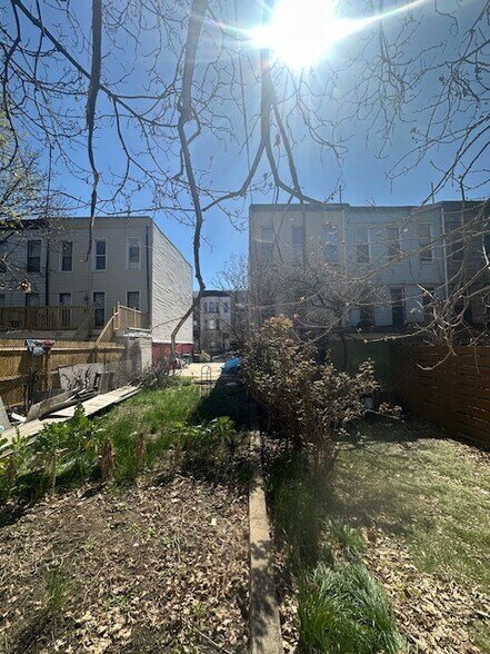 35 Cornelia St, Brooklyn, NY à vendre - Photo de l’immeuble – Image 2 sur 3