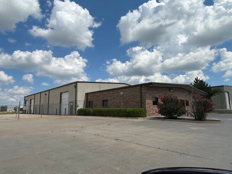 3140 Melcat Dr, Oklahoma City, OK à louer - Photo de l’immeuble – Image 3 sur 8