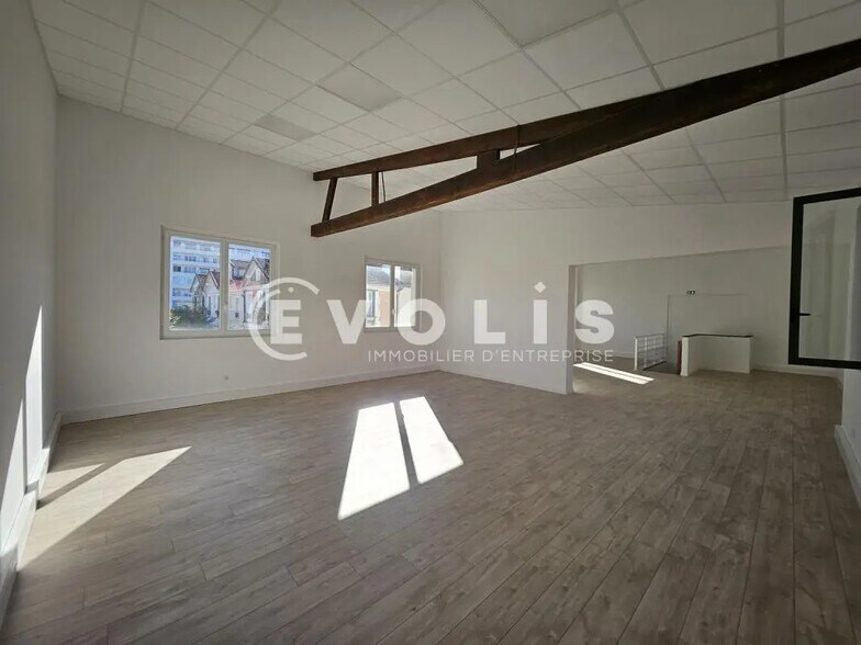 Bureau dans Cachan à louer - Photo de l’immeuble – Image 3 sur 14