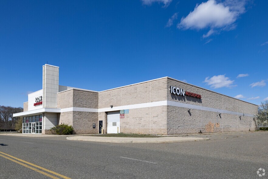 1701 Sunrise Hwy, Bay Shore, NY à louer - Photo de l’immeuble – Image 2 sur 4