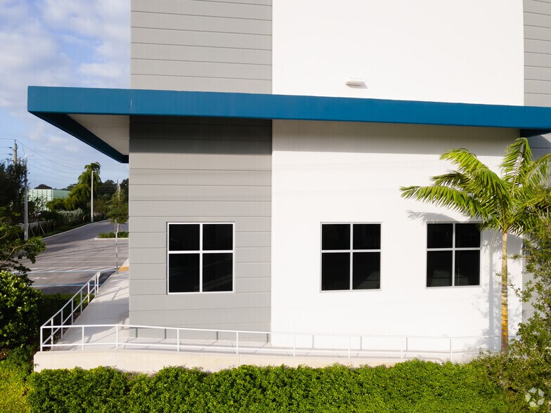 3233-3303 SW 12th St, Fort Lauderdale, FL à louer - Photo de l’immeuble – Image 3 sur 6