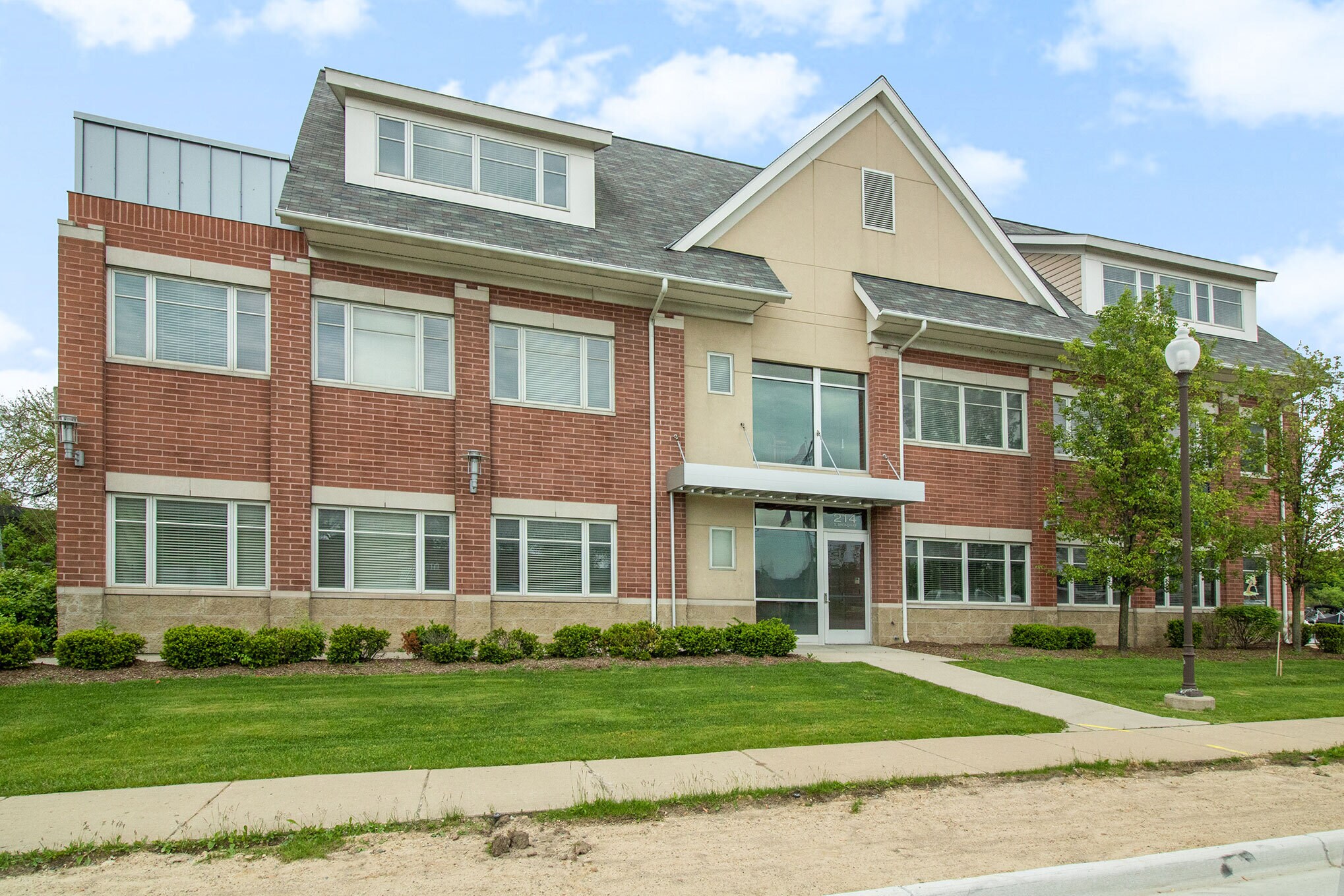 214 S Broadway St, Lake Orion, MI à louer Photo principale– Image 1 sur 34