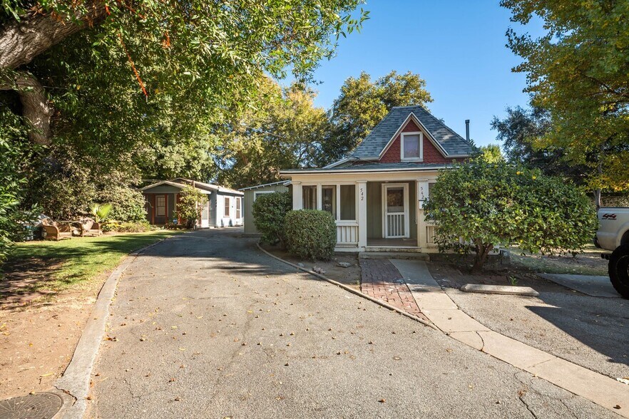 542 N Madison Ave, Pasadena, CA à vendre - Photo principale – Image 1 sur 28