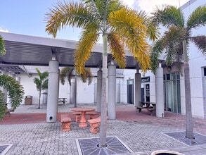 4224 S Cleveland Ave, Fort Myers, FL à louer Photo de l’immeuble– Image 2 sur 3