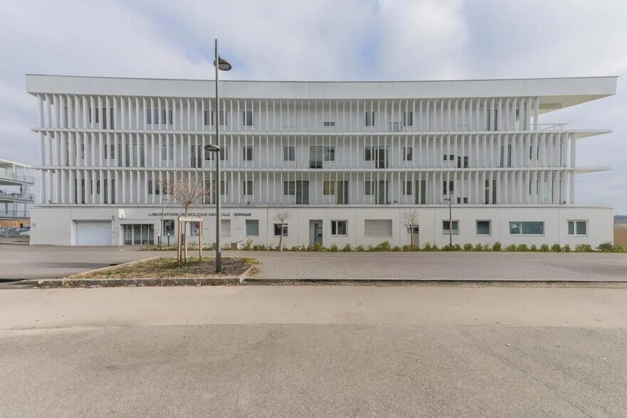 110 4 Rue Germaine Tillion, Saint-Genis-Pouilly à louer - Photo de l’immeuble – Image 1 sur 3