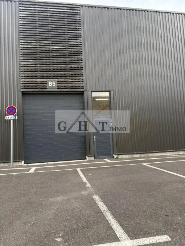 Industriel/Logistique dans Saint-Fargeau-Ponthierry à vendre Photo de l’immeuble– Image 1 sur 5