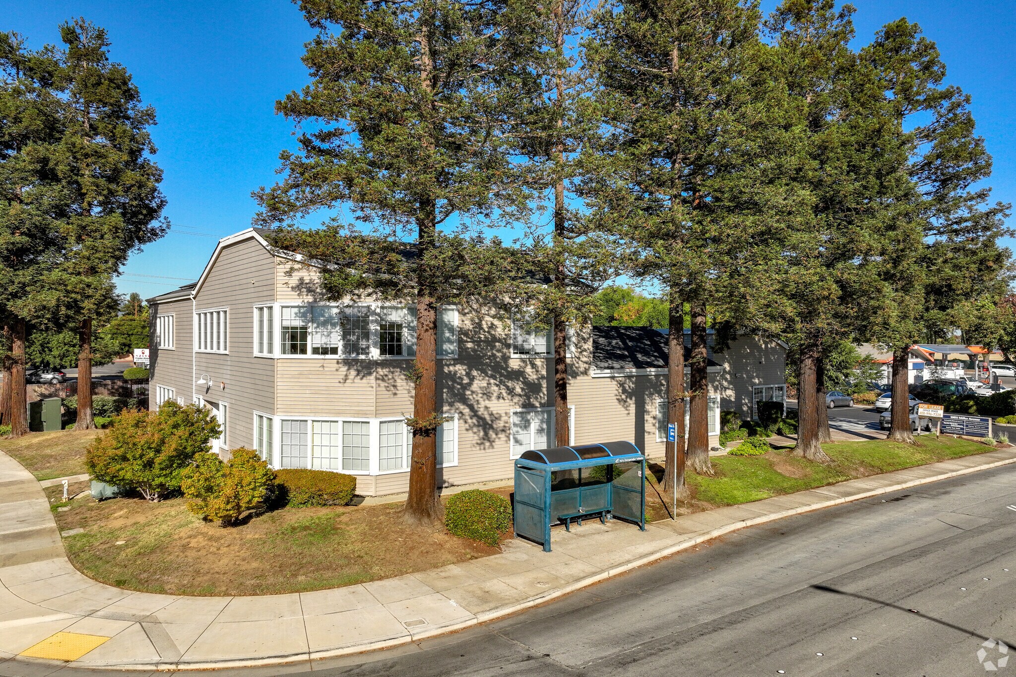 10055 Miller Ave, Cupertino, CA à louer Photo principale– Image 1 sur 6