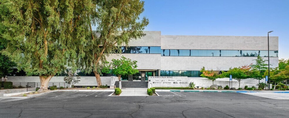 6715 N Palm Ave, Fresno, CA à louer - Photo de l’immeuble – Image 1 sur 24
