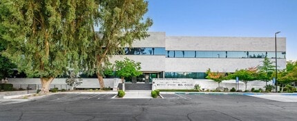 6715 N Palm Ave, Fresno, CA à louer Photo de l’immeuble– Image 1 sur 9