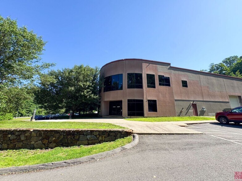 1 Hillside Dr, Wolcott, CT à vendre - Photo de l’immeuble – Image 2 sur 28