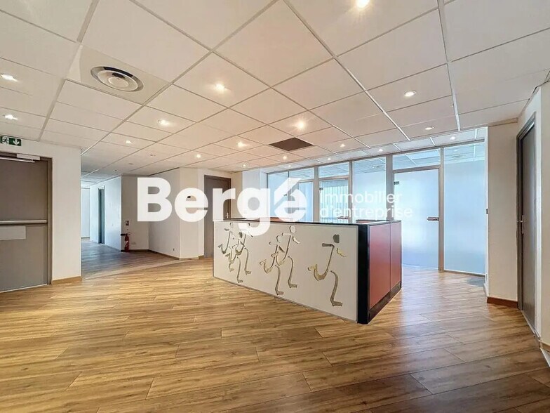 Bureau dans Saint-Laurent-du-Var à louer - Photo de l’immeuble – Image 1 sur 8