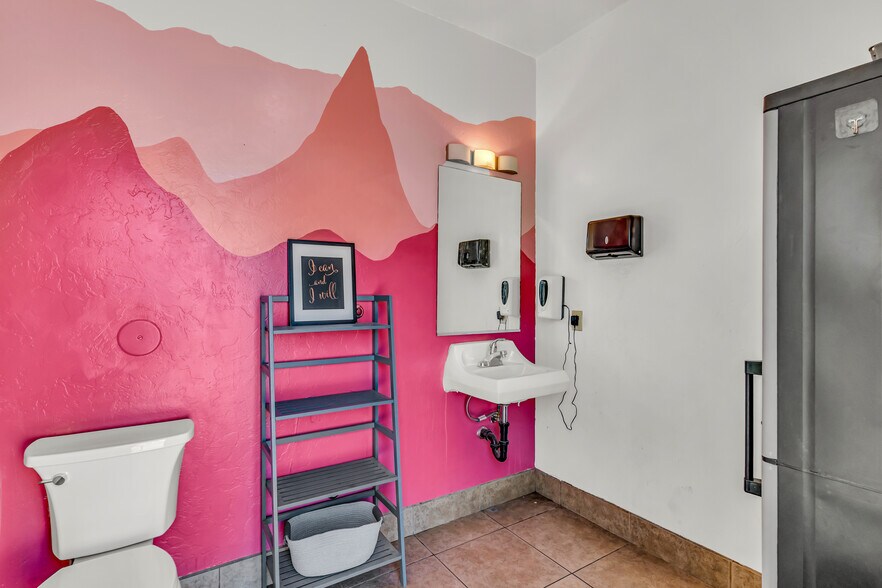 580 W Ventura St portefeuille de 2 biens à vendre sur LoopNet.fr - Vidéo aérienne – Image 2 sur 4