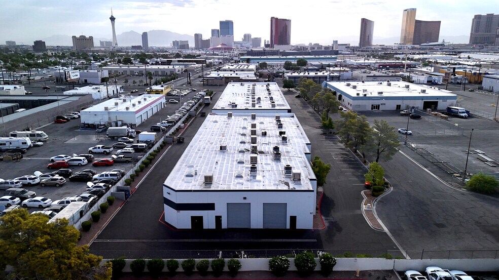 3021 S Valley View Blvd, Las Vegas, NV à louer - Photo de l’immeuble – Image 3 sur 6