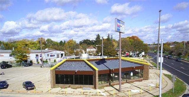 877 E Eight Mile Rd, Hazel Park, MI à vendre - Photo principale – Image 1 sur 3