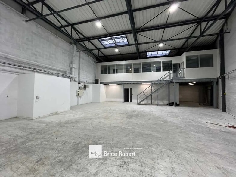 Local d'activités dans Saint-Priest à vendre - Photo intérieure – Image 2 sur 6