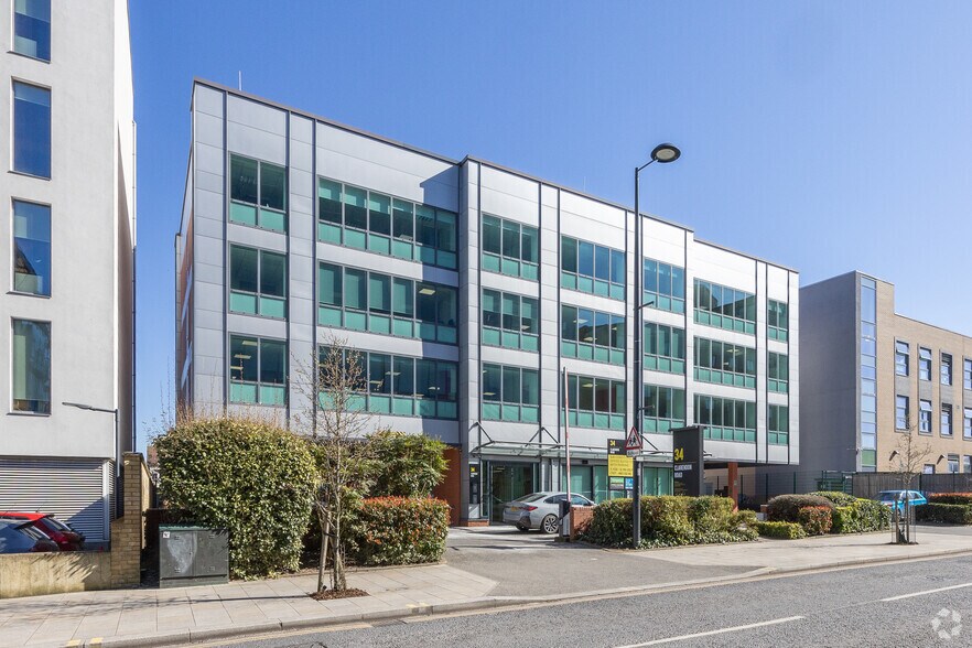 34 Clarendon Rd, Watford à louer - Photo principale – Image 1 sur 18