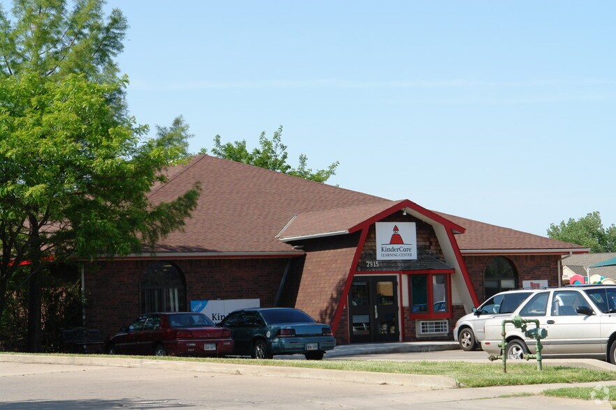 7915 E Rockhill, Wichita, KS à vendre - Photo principale – Image 2 sur 15