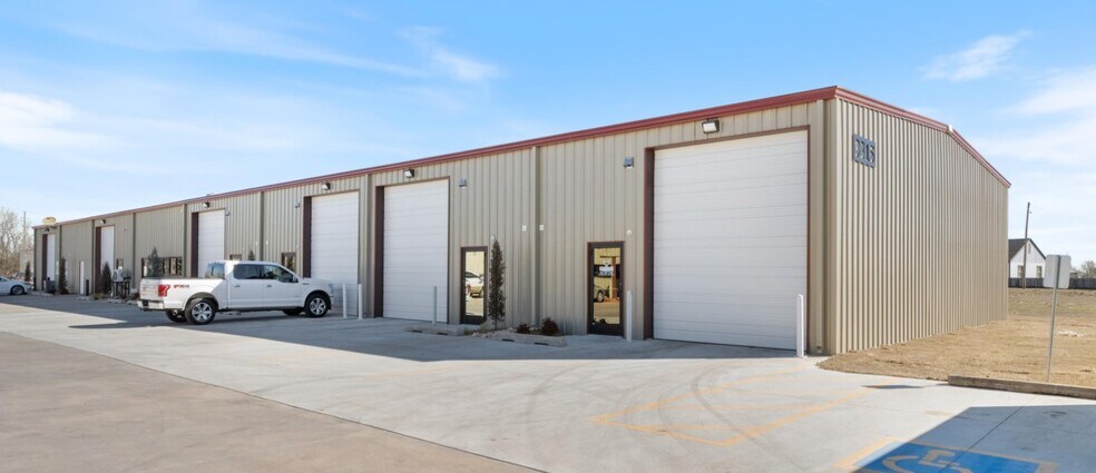 9315 W Reno Ave, Oklahoma City, OK à louer - Photo de l’immeuble – Image 1 sur 9