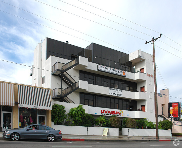 8242 W 3rd St, Los Angeles, CA à louer - Photo de l’immeuble – Image 3 sur 12