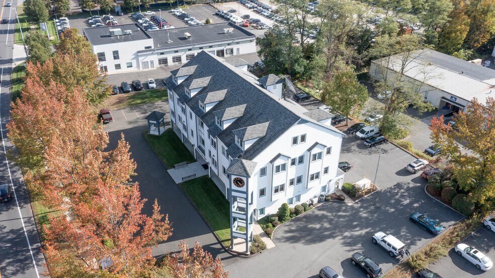 98 Mill Plain Rd, Danbury, CT à louer - Photo de l’immeuble – Image 2 sur 7