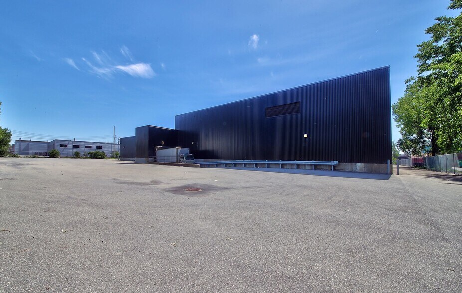247-255 Montee De Liesse, Montréal, QC à louer - Photo de l’immeuble – Image 3 sur 14