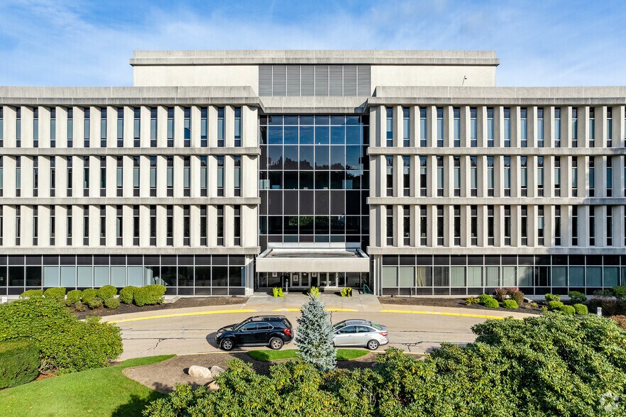 700 Quaker Ln, Warwick, RI à louer - Photo principale – Image 1 sur 9