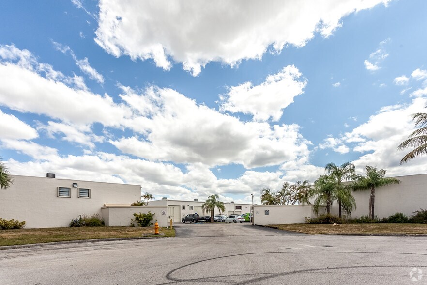 13879-13981 SW 140th St, Miami, FL à louer - Photo de l’immeuble – Image 3 sur 31