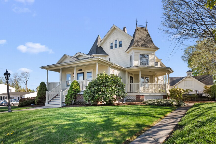 1358 Smith St, North Providence, RI à vendre - Photo de l’immeuble – Image 2 sur 54