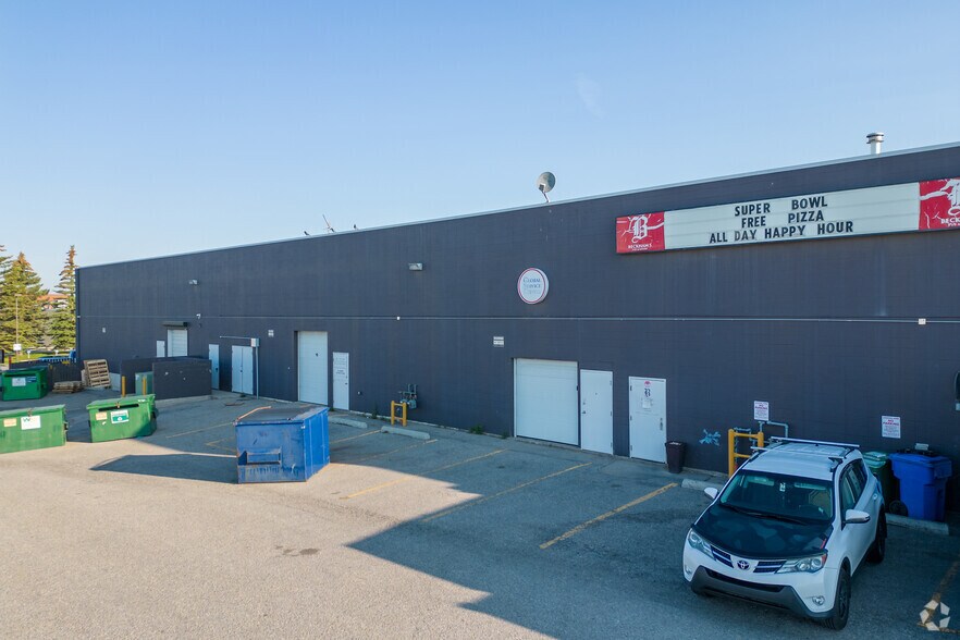1355 32nd Ave NE, Calgary, AB à louer - Photo de l’immeuble – Image 2 sur 6