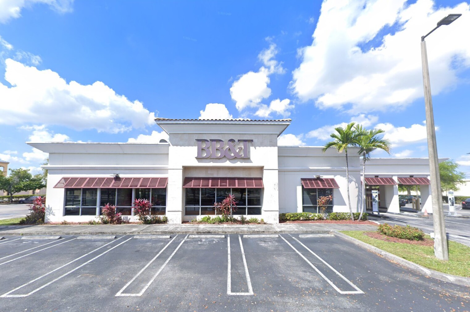 17930 NW 57th Ave, Hialeah, FL à louer Photo de l’immeuble– Image 1 sur 13