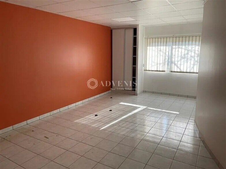 Local d’activités dans Changé à louer - Photo de l’immeuble – Image 2 sur 10