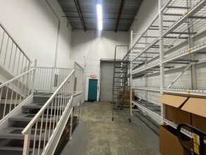 4700 N Dixie Hwy, Oakland Park, FL à louer Photo intérieure– Image 2 sur 7