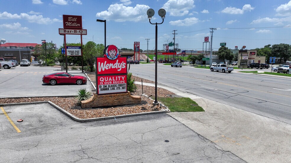 143 S State Highway 46, New Braunfels, TX à vendre - Photo de l’immeuble – Image 3 sur 5