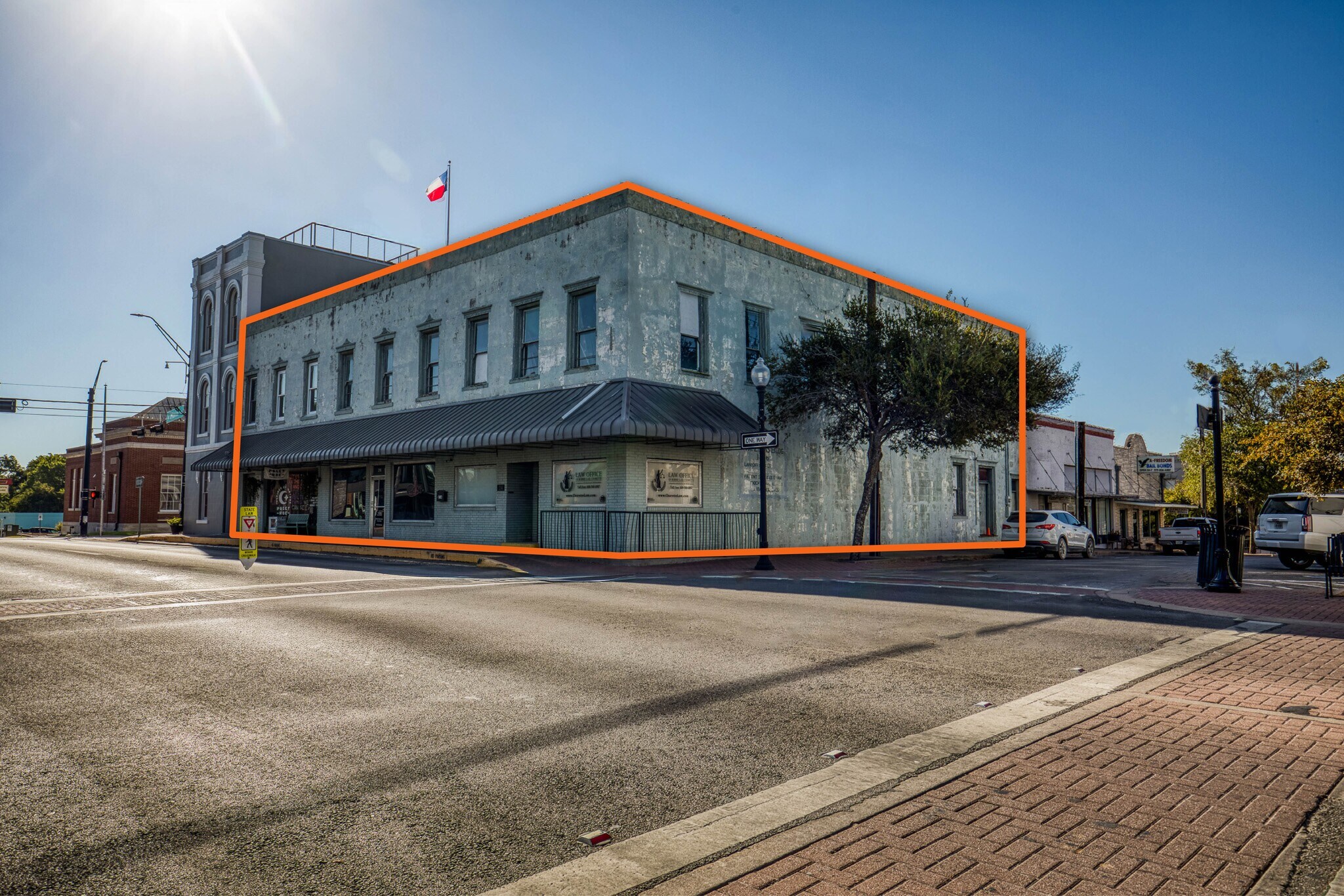 214 E Main St, Brenham, TX à vendre Photo principale– Image 1 sur 21