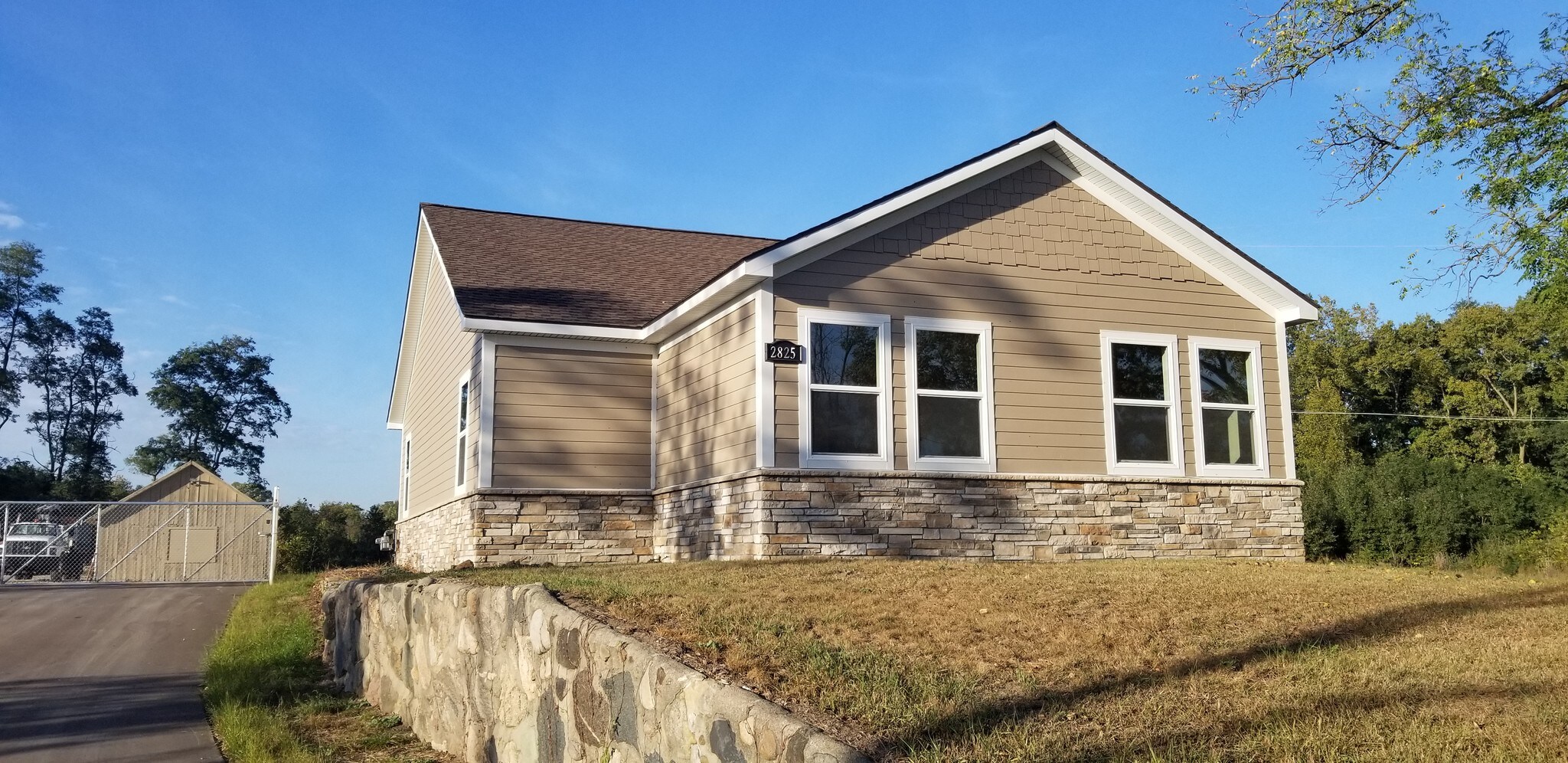 2825 E Maple Rd, Milford, MI à louer Photo principale– Image 1 sur 2