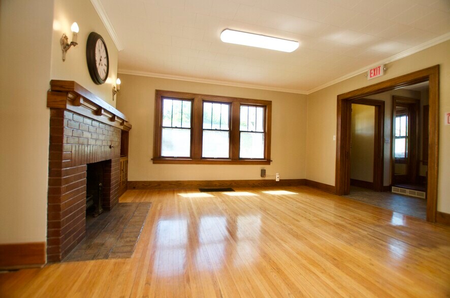 615 S 1st Ave, Jamestown, ND à louer - Photo de l’immeuble – Image 3 sur 13