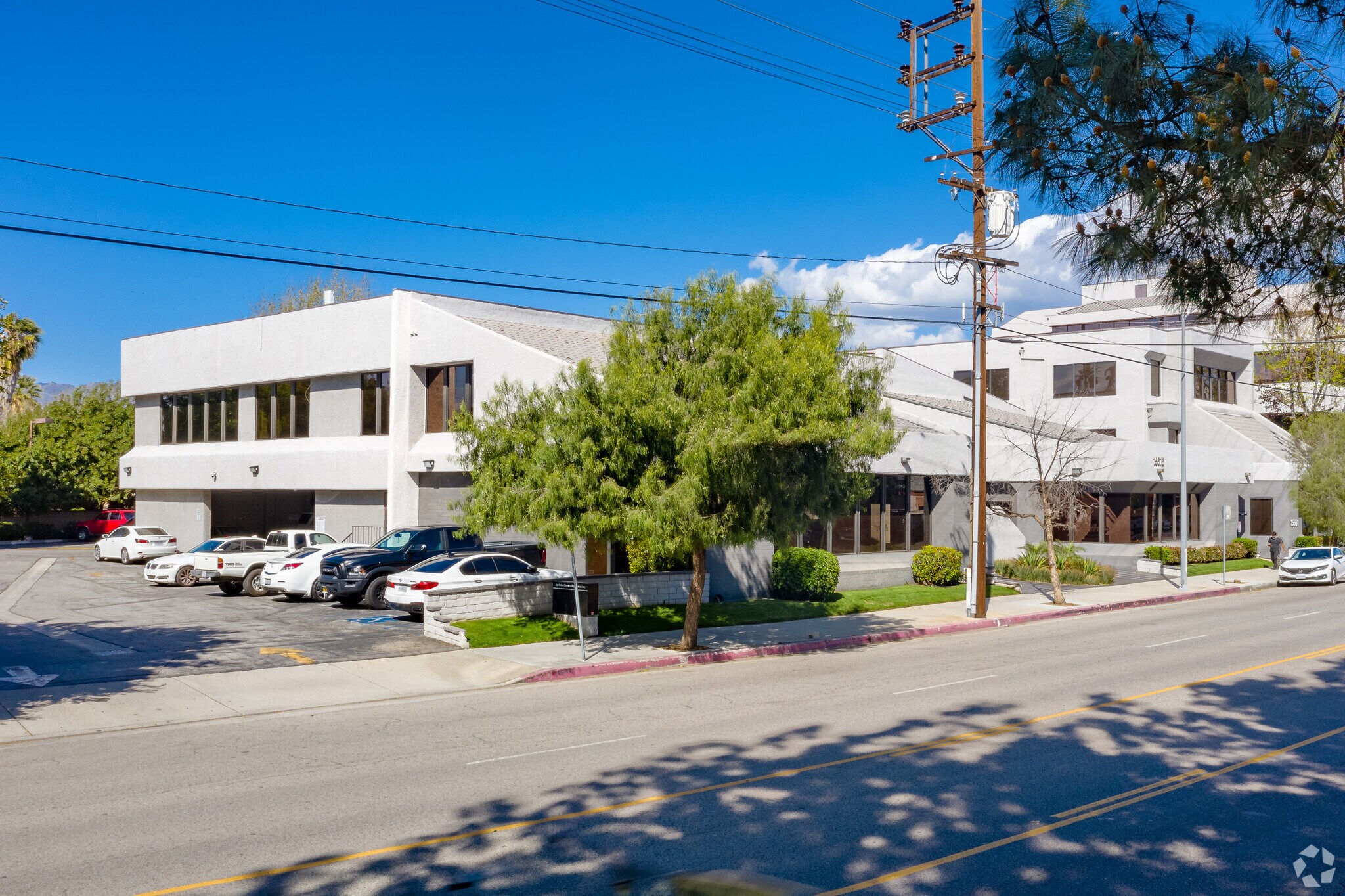 15515 San Fernando Mission Blvd, Mission Hills, CA à vendre Photo principale– Image 1 sur 8