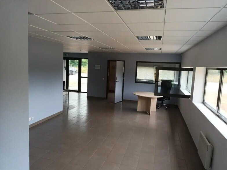 Local d'activités dans Anneville-Ambourville à vendre - Photo de l’immeuble – Image 3 sur 13