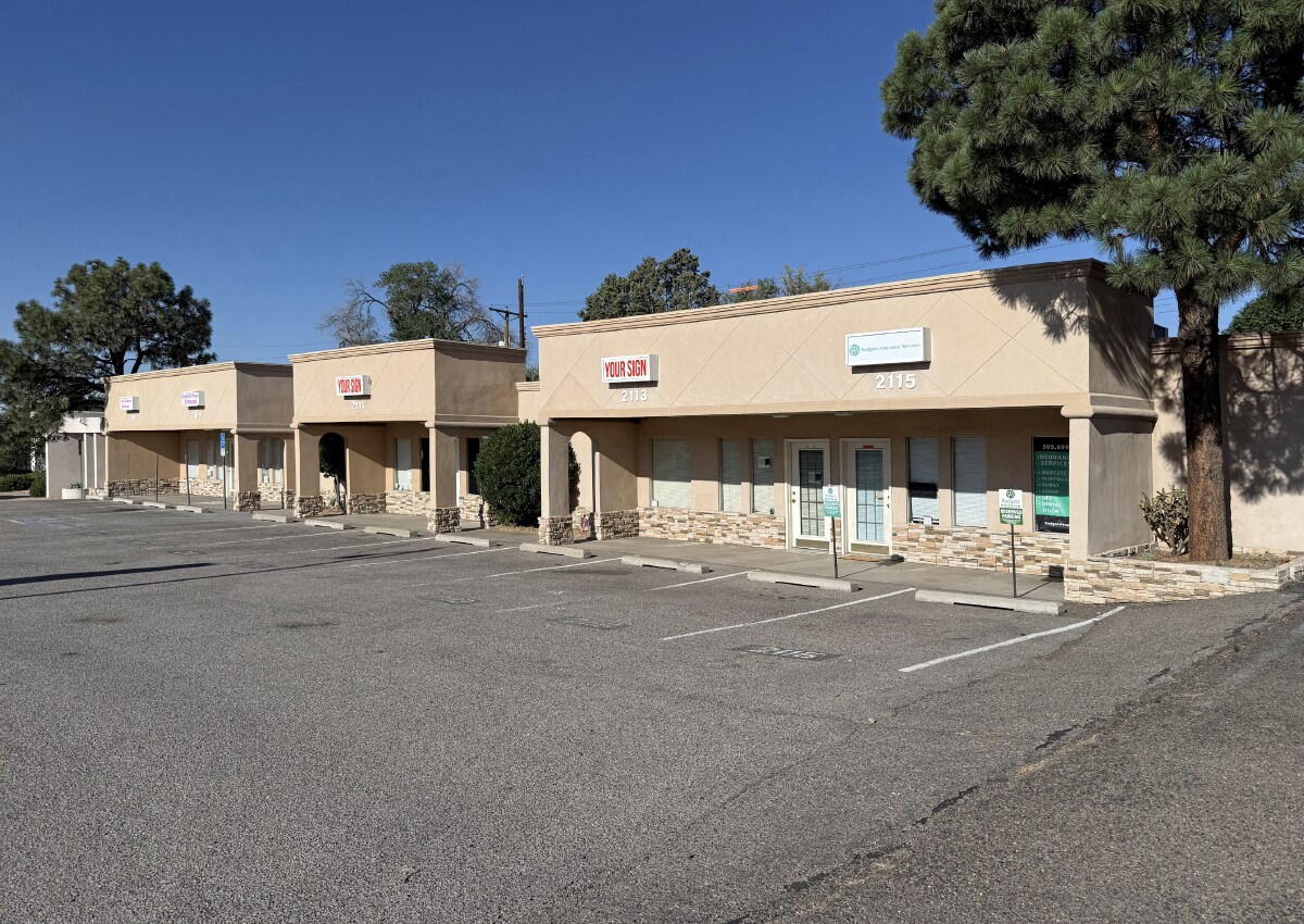 2107-2115 Wyoming Blvd, Albuquerque, NM à louer Photo de l’immeuble– Image 1 sur 14