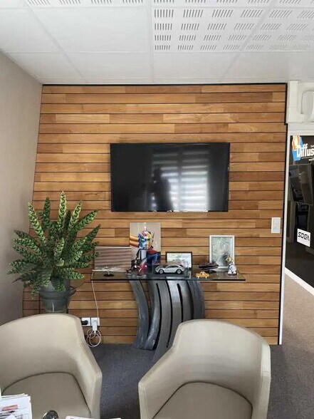 Bureau dans Vineuil-Saint-Firmin à vendre - Photo intérieure – Image 2 sur 7