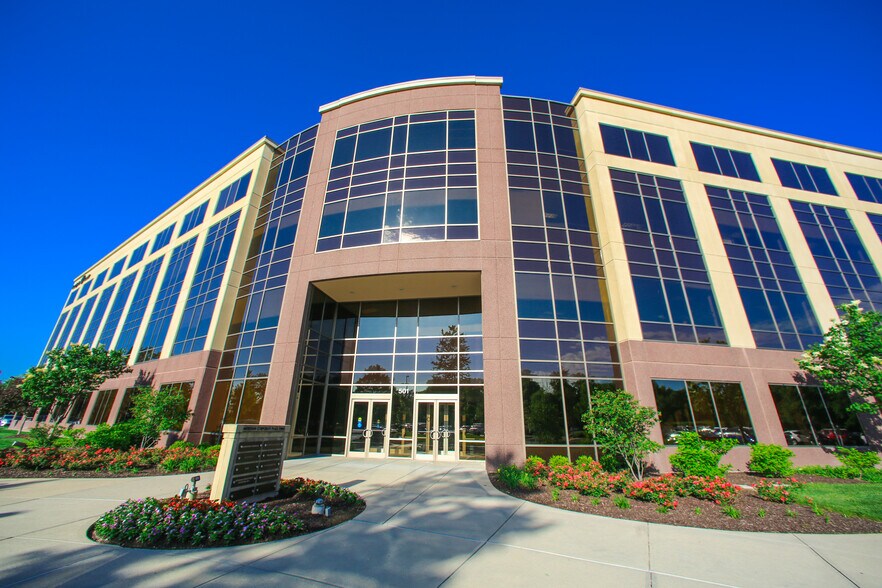 501 Pennsylvania Pky, Indianapolis, IN à louer - Photo de l’immeuble – Image 1 sur 11