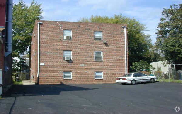 5910 Erdrick St, Philadelphia, PA à vendre - Photo principale – Image 1 sur 2