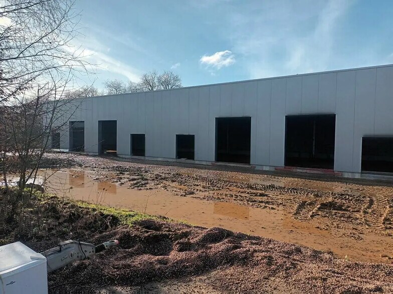 Local d'activités dans La Rue-Saint-Pierre à vendre - Photo de l’immeuble – Image 1 sur 6