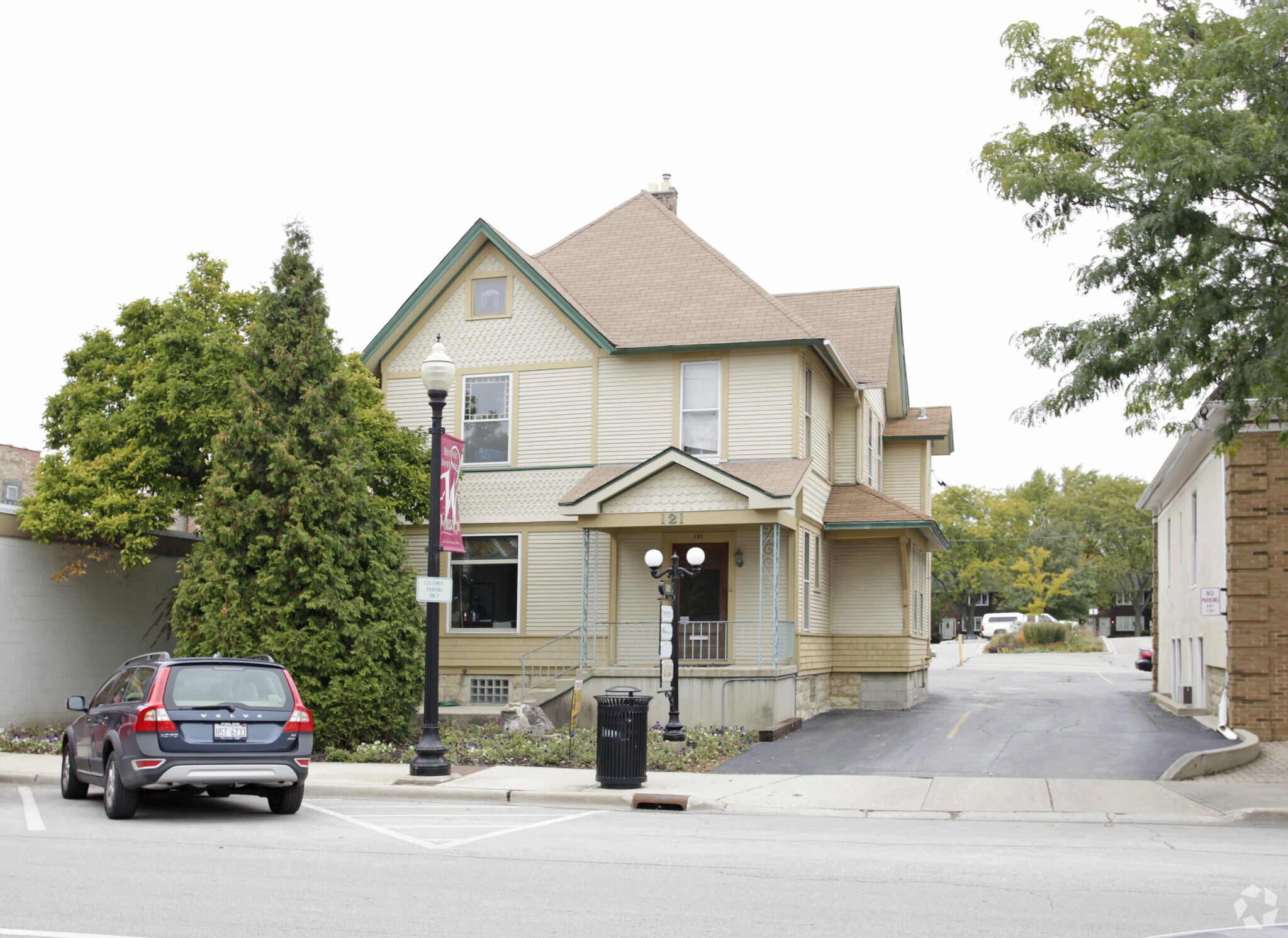 121 W Wesley St, Wheaton, IL à vendre Photo principale– Image 1 sur 7