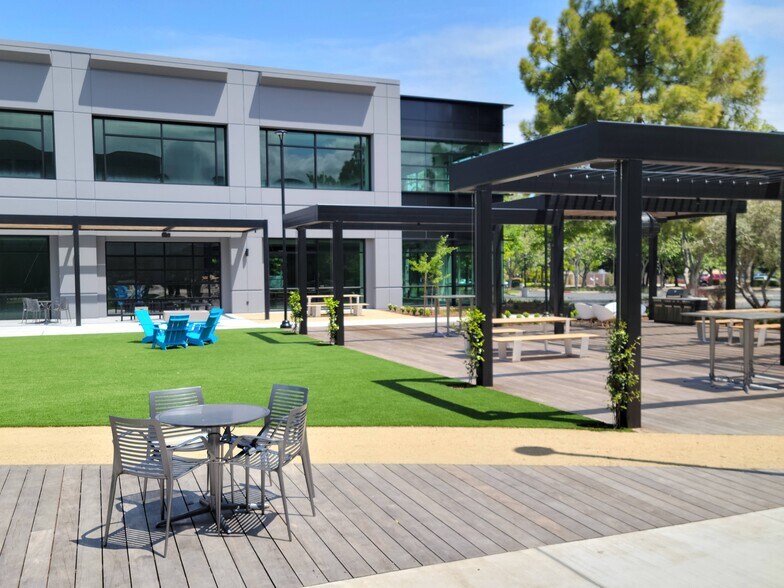 515 N Whisman Rd, Mountain View, CA à louer - Photo de l’immeuble – Image 3 sur 7