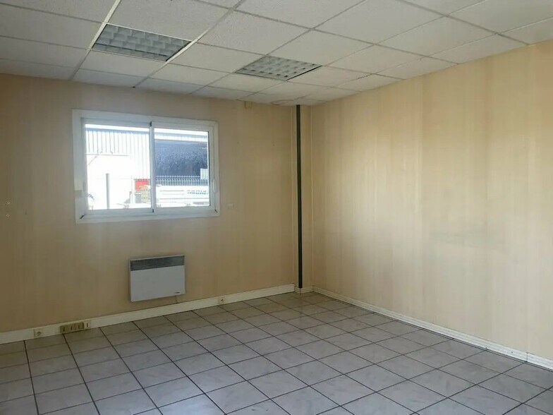 Local d’activités dans Soliers à louer - Photo de l’immeuble – Image 3 sur 5