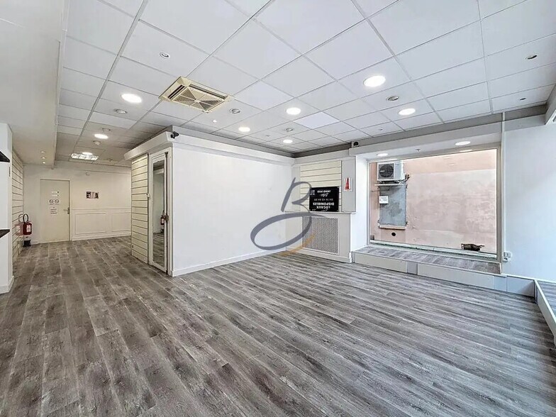 Local commercial dans Bourgoin-Jallieu à vendre - Photo de l’immeuble – Image 3 sur 9
