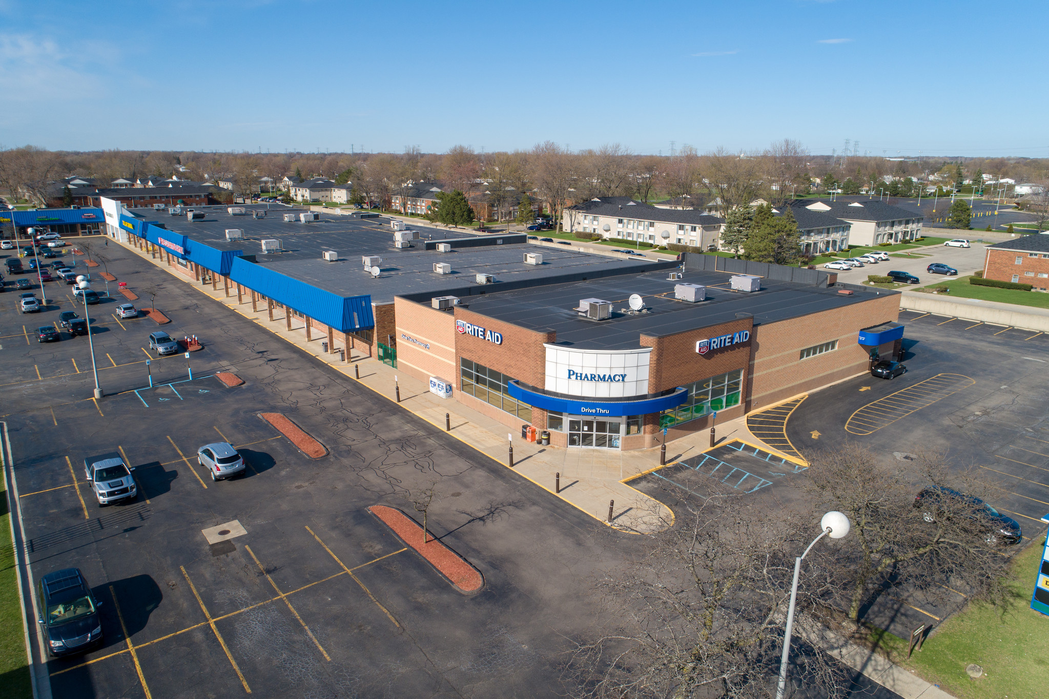 11743 Fifteen Mile Rd, Sterling Heights, MI à louer Photo de l’immeuble– Image 1 sur 10