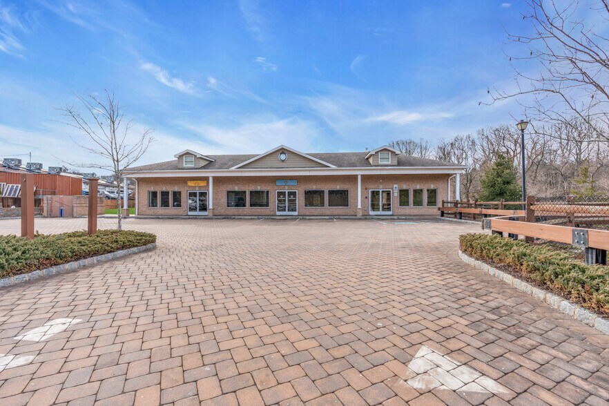 910 Perrineville Rd, Millstone Township, NJ à vendre - Photo de l’immeuble – Image 2 sur 14