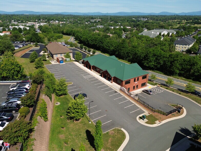 4000 Olympia Cir, Charlottesville, VA à louer - Photo de l’immeuble – Image 3 sur 8